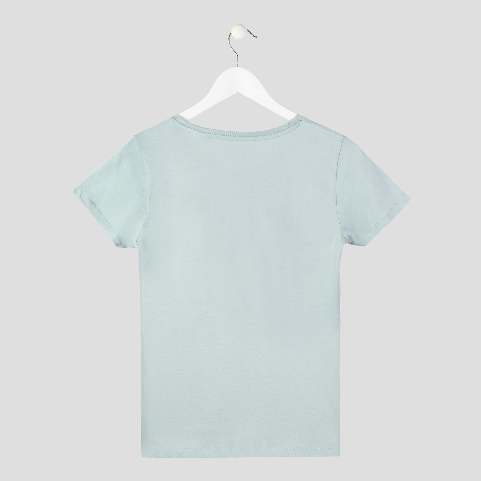 camiseta minimalista act now con letras finas actúa verde mujer espalda