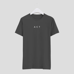camiseta act now minimalista con palabras finas gris hombre
