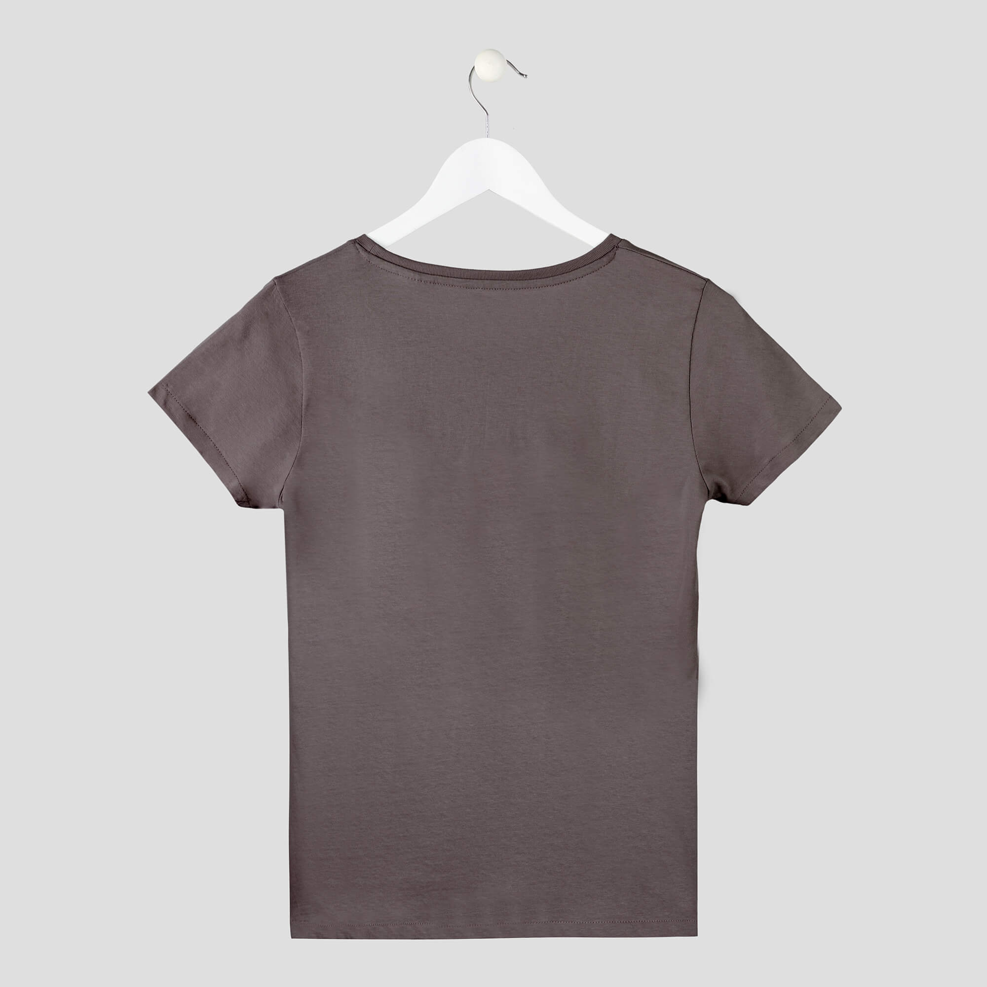 camiseta minimalista act now con letras finas actúa gris mujer espalda