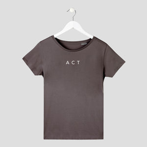 camiseta minimalista act now con letras finas actúa gris mujer