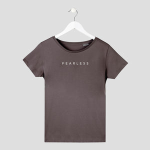 camiseta minimalista fearless sin miedo letras finas mujer gris