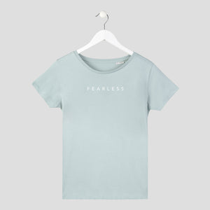 camiseta minimalista fearless sin miedo letras finas mujer verde