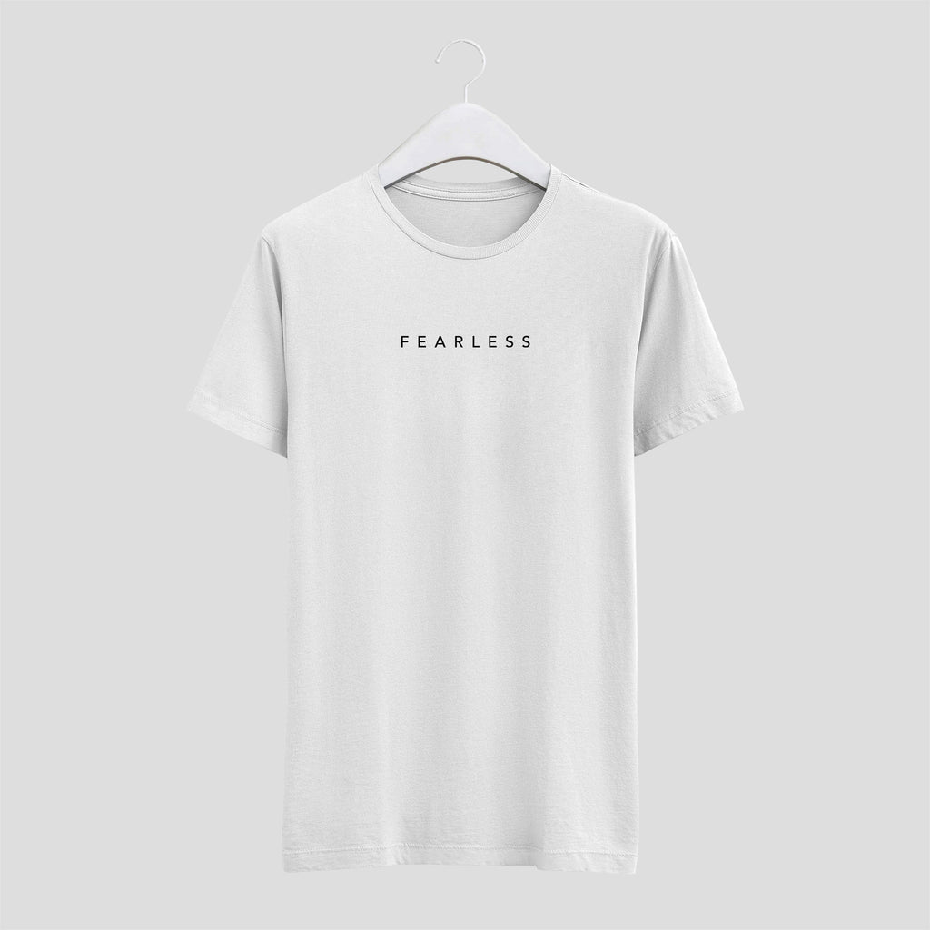 camiseta minimalista fearless sin miedo letras finas hombre blanca
