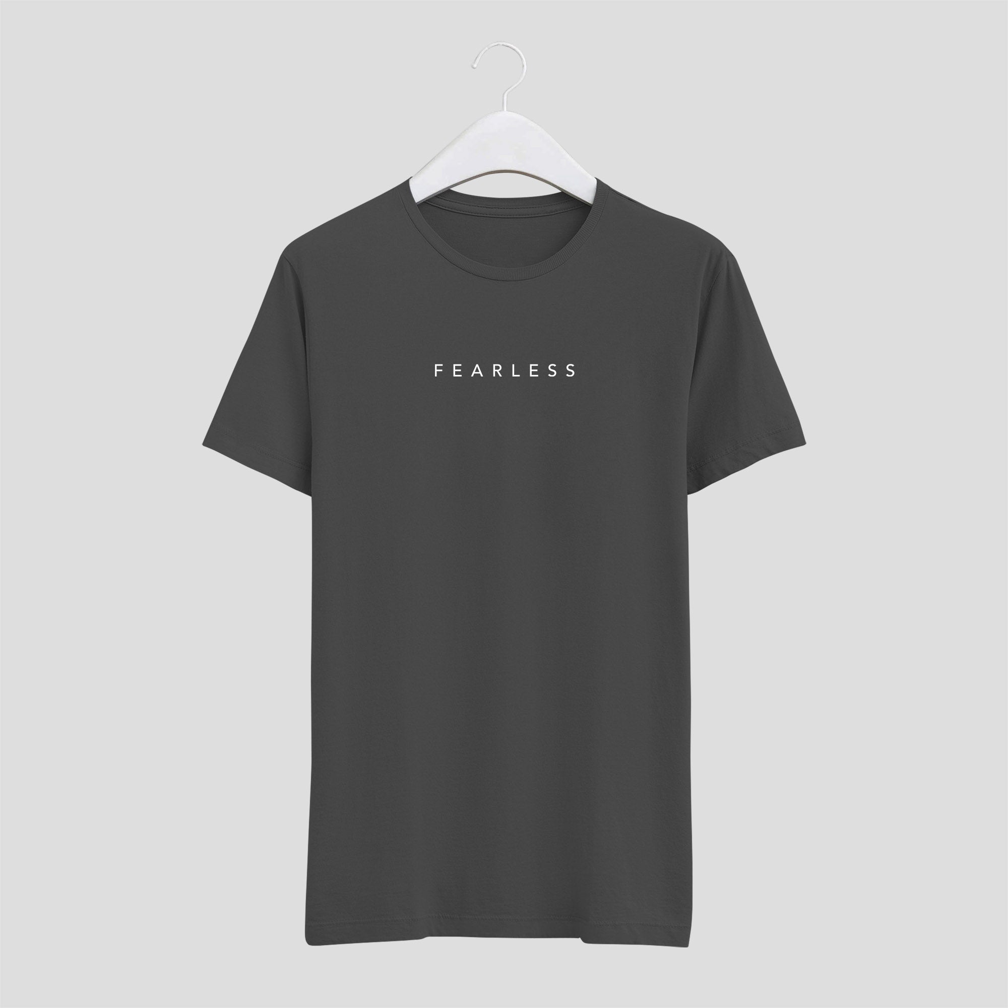 camiseta minimalista fearless sin miedo letras finas hombre gris