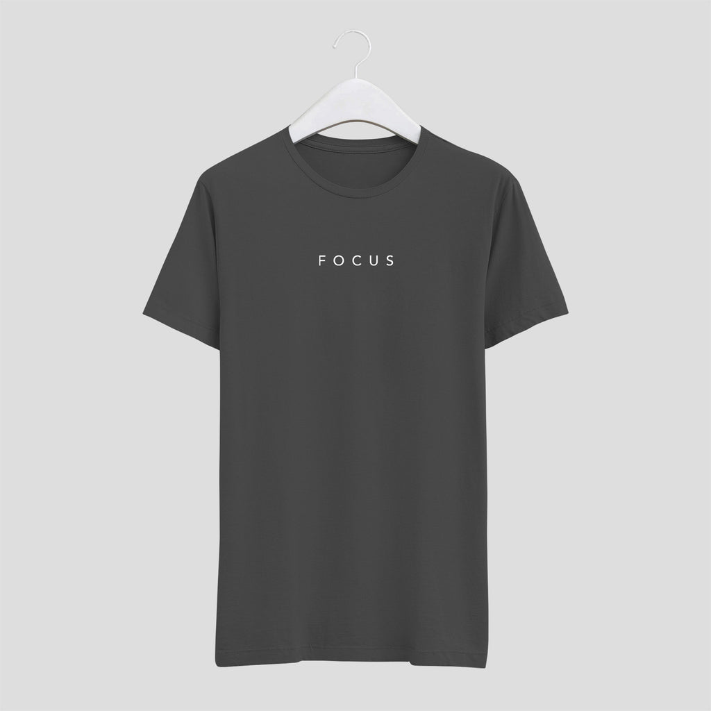 camiseta focus mantenerse enfocado minimalista hombre gris