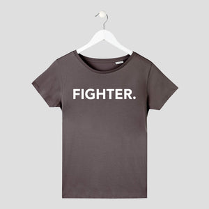 Camiseta minimalista de chica fighter color gris por delante