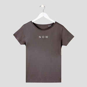 camiseta mindfullness minimalista now gris chica