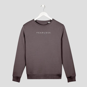 sudadera minimalista fearless sin miedo letras finas unisex gris